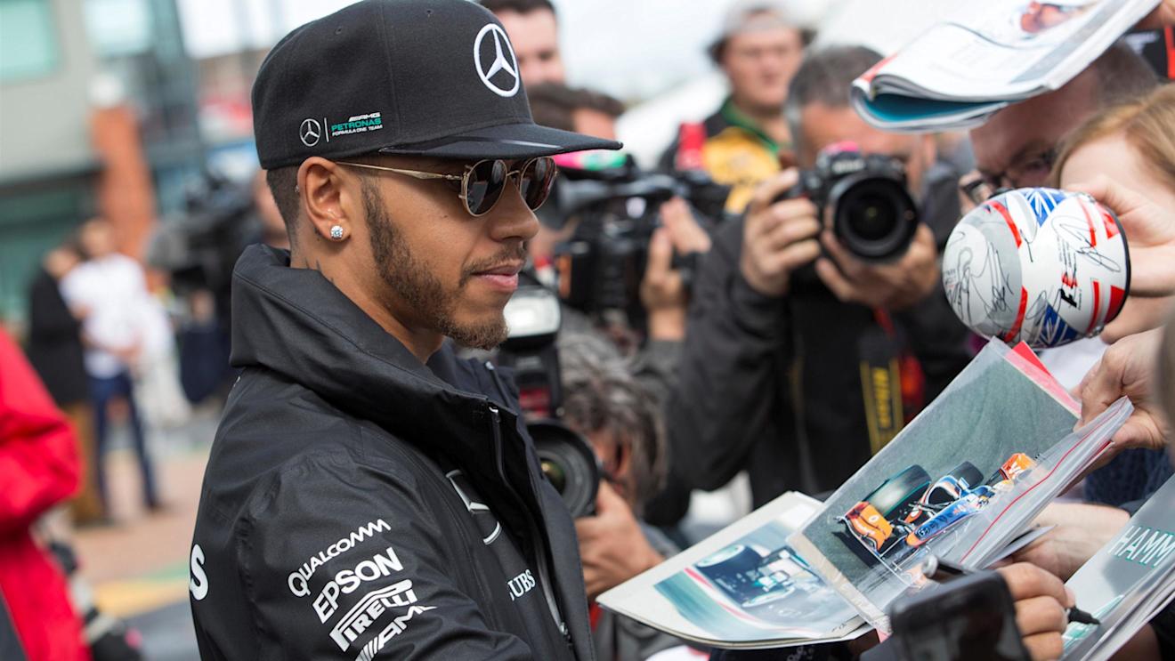 Lewis Hamilton (GBR) Mercedes AMG F1 signs autographs for the fans at Formula One World Championship, Rd1, Australian Grand Prix, Practice, Albert Park, Melbourne, Australia, Friday 18 March 2016. © Sutton Motorsport Images