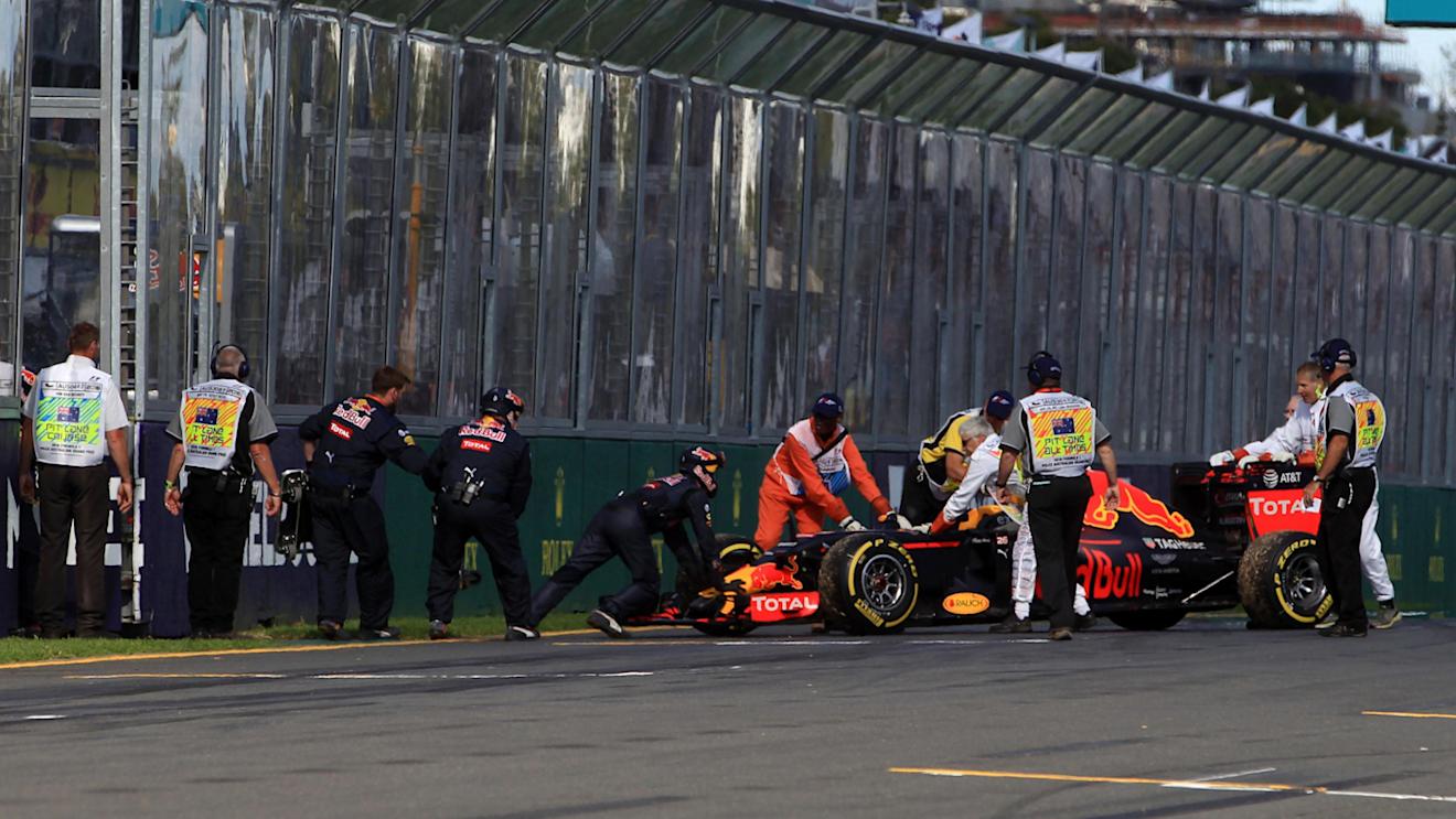 Marshals remove the car of Daniil Kvyat (RUS) Red Bull Racing RB12 after breaking down at the start of the race at Formula One World Championship, Rd1, Australian Grand Prix, Race, Albert Park, Melbourne, Australia, Sunday 20 March 2016. © Sutton Motorsport Images