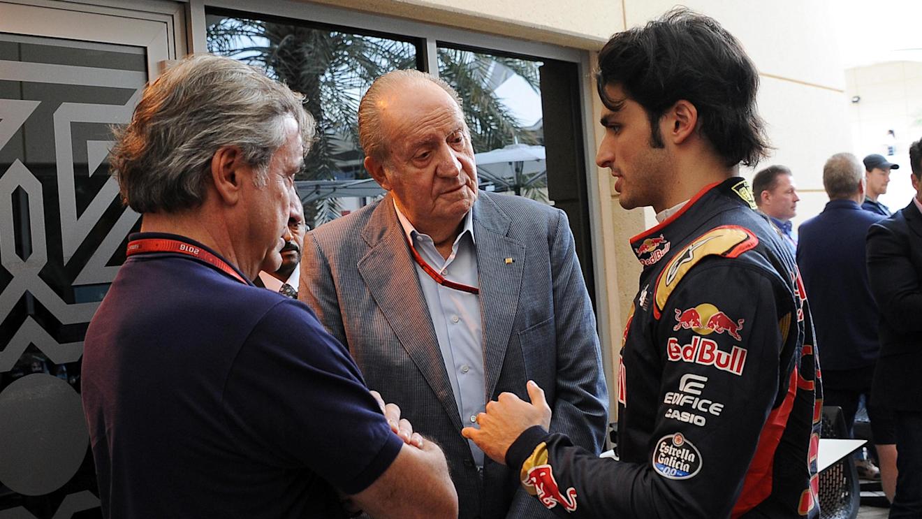 Carlos Sainz (ESP) Scuderia Toro Rosso talks with his Father Carlos Sainz (ESP) and Juan Carlos of Spain at Formula One World Championship, Rd2, Bahrain Grand Prix Practice, Bahrain International Circuit, Sakhir, Bahrain, Friday 1 April 2016. © Sutton Motorsport Images