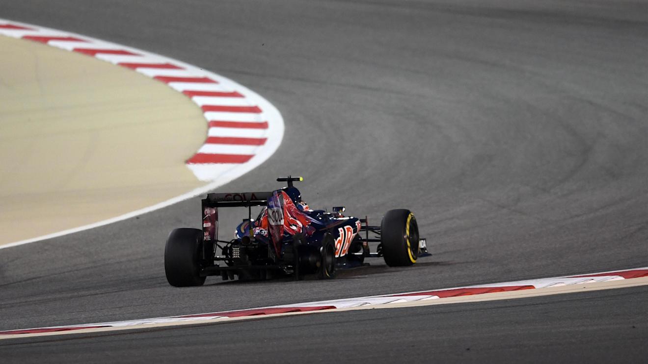 Carlos Sainz (ESP) Scuderia Toro Rosso STR11 with rear puncture at Formula One World Championship, Rd2, Bahrain Grand Prix Race, Bahrain International Circuit, Sakhir, Bahrain, Sunday 3 April 2016. © Sutton Motorsport Images