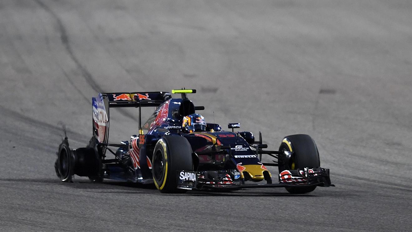 Carlos Sainz (ESP) Scuderia Toro Rosso STR11 with rear puncture at Formula One World Championship, Rd2, Bahrain Grand Prix Race, Bahrain International Circuit, Sakhir, Bahrain, Sunday 3 April 2016. © Sutton Motorsport Images