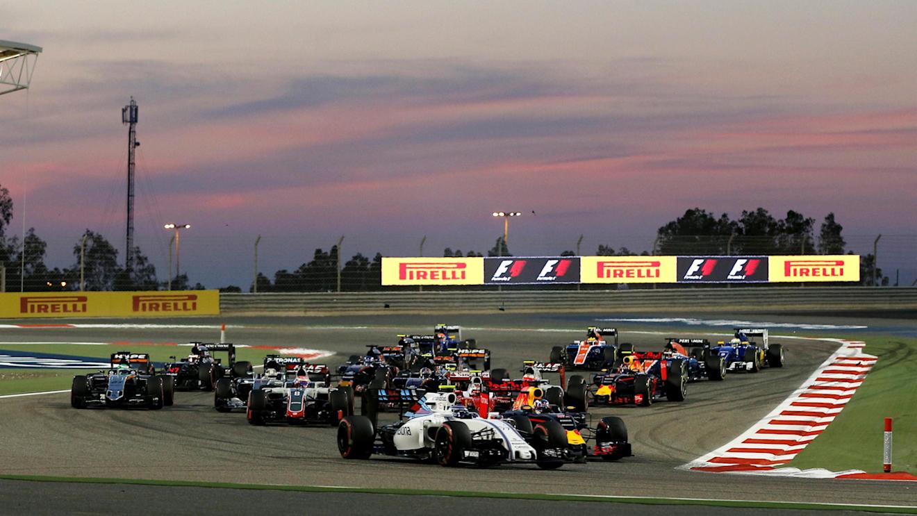 Valtteri Bottas (FIN) Williams FW38 and Daniel Ricciardo (AUS) Red Bull Racing RB12 at the start fo the race at Formula One World Championship, Rd2, Bahrain Grand Prix Race, Bahrain International Circuit, Sakhir, Bahrain, Sunday 3 April 2016. © Sutton Motorsport Images