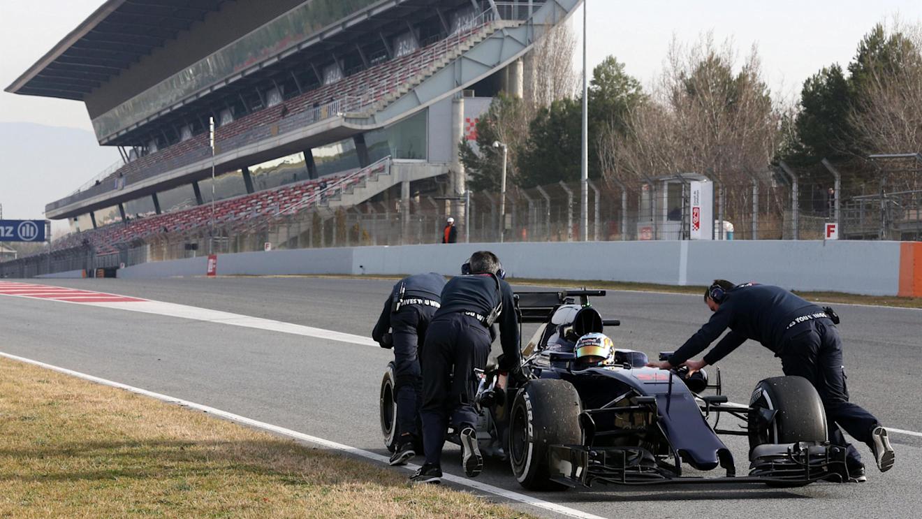 Carlos Sainz (ESP) Scuderia Toro Rosso STR11 stops on track at Formula One Testing, Day Three, Barcelona, Spain, Wednesday 24 February 2016. © Sutton Motorsport Images