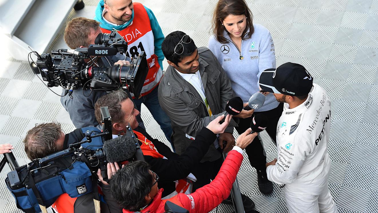 Lewis Hamilton (GBR) Mercedes AMG F1 talks with Karun Chandhok (IND) at Formula One Testing, Day Four, Barcelona, Spain, Friday 4  March 2016. © Sutton Motorsport Images