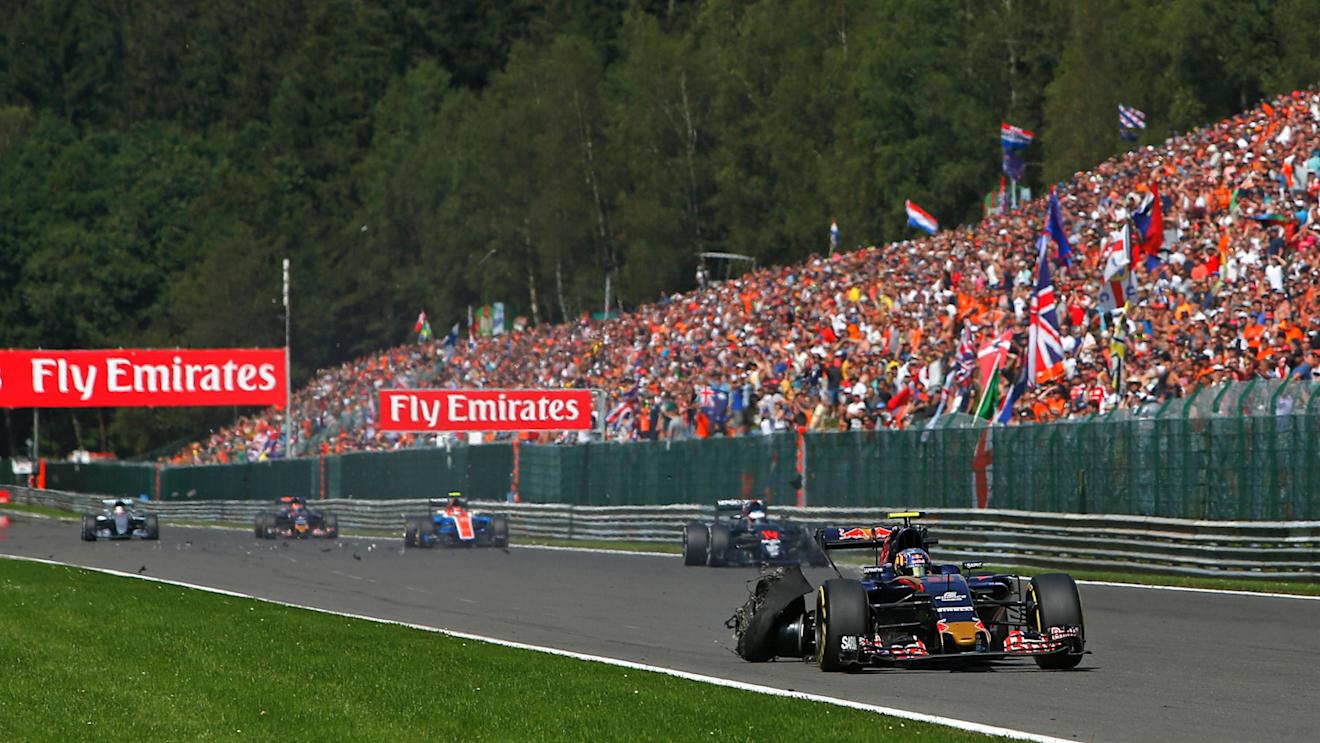 Carlos Sainz (ESP) Scuderia Toro Rosso STR11 with rear puncture / blow out at Formula One World Championship, Rd13, Belgian Grand Prix, Race, Spa Francorchamps, Belgium, Sunday 28 August 2016. © Sutton Images