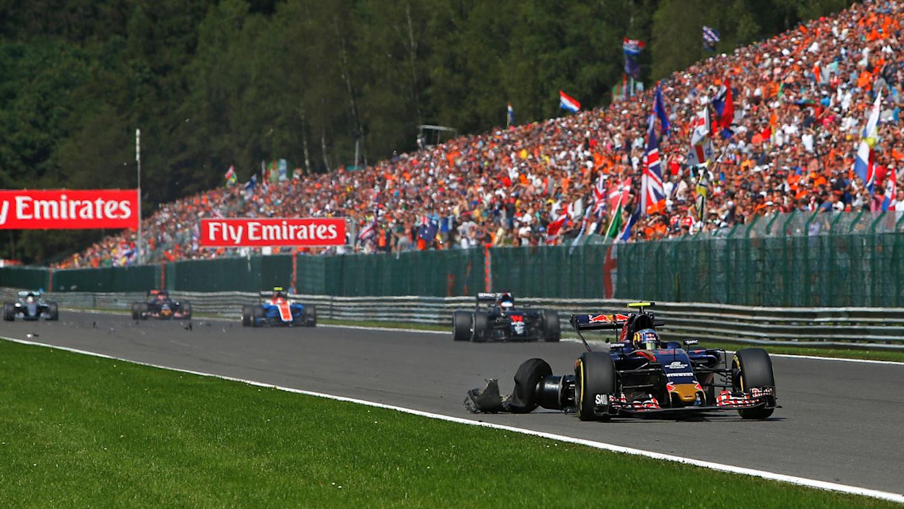 Carlos Sainz jr (ESP) Scuderia Toro Rosso STR11 with rear puncture / blow out at Formula One World Championship, Rd13, Belgian Grand Prix, Race, Spa Francorchamps, Belgium, Sunday 28 August 2016. © Sutton Images