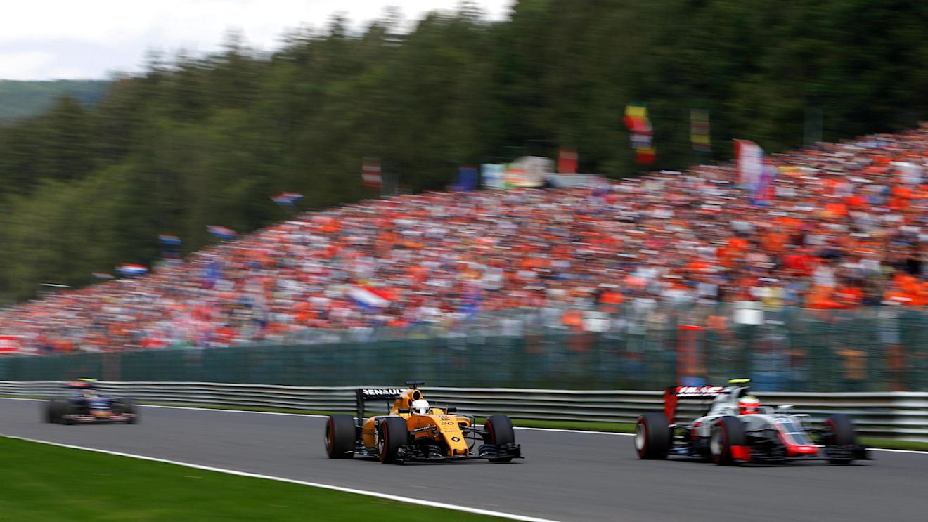 Kevin Magnussen (DEN) Renault Sport F1 Team RS16 and Esteban Gutierrez (MEX) Haas VF-16 battle for position at Formula One World Championship, Rd13, Belgian Grand Prix, Race, Spa Francorchamps, Belgium, Sunday 28 August 2016. © Sutton Images