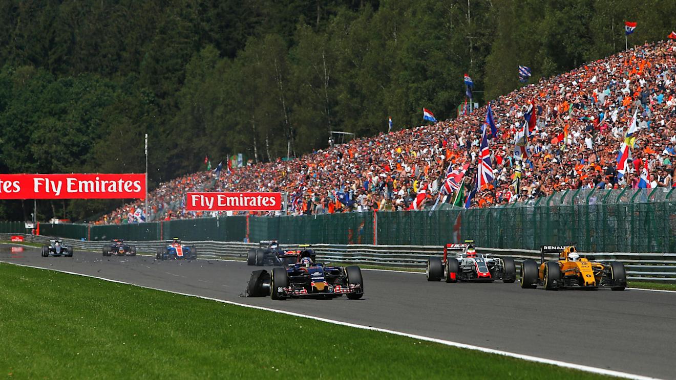 Carlos Sainz jr (ESP) Scuderia Toro Rosso STR11 with rear puncture / blow out at Formula One World Championship, Rd13, Belgian Grand Prix, Race, Spa Francorchamps, Belgium, Sunday 28 August 2016. © Sutton Images