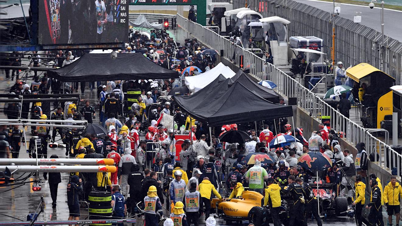 Cars and mechanics in the pitlane at Formula One World Championship, Rd20, Brazilian Grand Prix, Race, Interlagos, Sao Paulo, Brazil, Sunday 13 November 2016. © Sutton Images