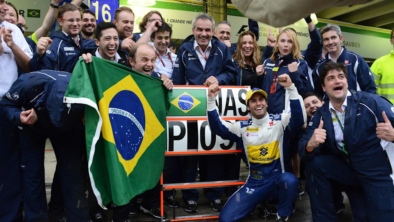 Felipe Nasr (BRA) Sauber celebrates ninth place with the team at Formula One World Championship, Rd20, Brazilian Grand Prix, Race, Interlagos, Sao Paulo, Brazil, Sunday 13 November 2016. © Sutton Images
