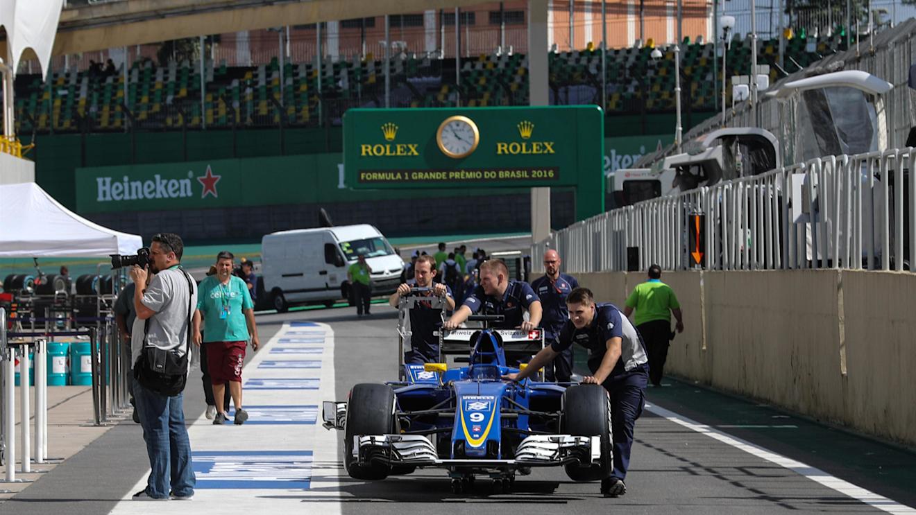 Sauber mechanics and Sauber C35 in pit lane at Formula One World Championship, Rd20, Brazilian Grand Prix, Preparations, Interlagos, Sao Paulo, Brazil, Thursday 10 November 2016. © Sutton Images