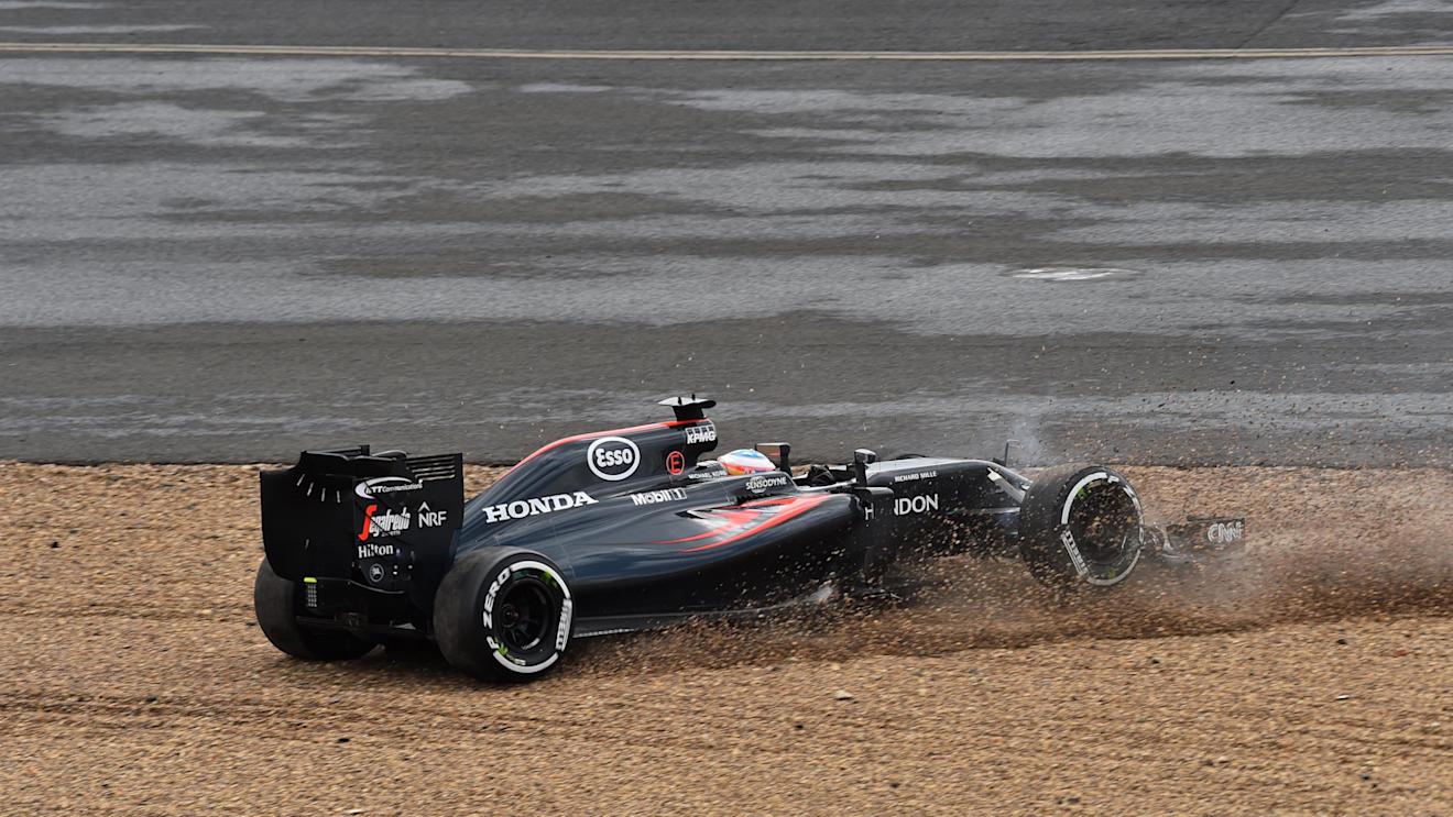 Fernando Alonso (ESP) McLaren MP4-31 spins at Formula One World Championship, Rd10, British Grand Prix, Race, Silverstone, England, Sunday 10 July 2016. © Sutton Images