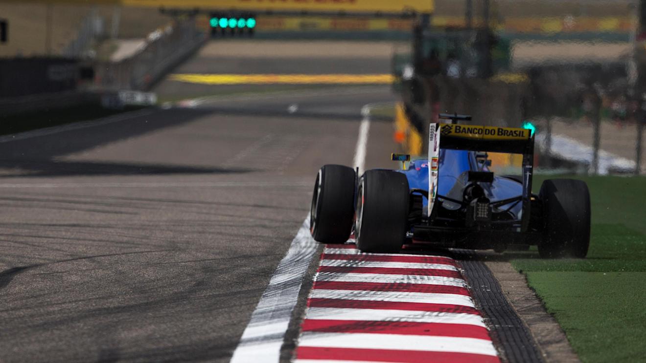 Marcus Ericsson (SWE) Sauber C35 runs wide at Formula One World Championship, Rd3, Chinese Grand Prix, Practice, Shanghai, China, Friday 15 April 2016. © Sutton Motorsport Images