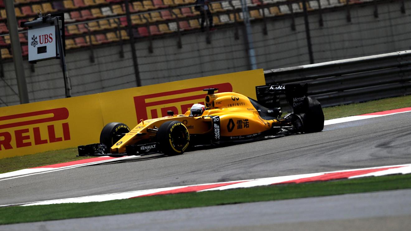 Kevin Magnussen (DEN) Renault Sport F1 Team RS16 with rear tyre puncture at Formula One World Championship, Rd3, Chinese Grand Prix, Practice, Shanghai, China, Friday 15 April 2016. © Sutton Motorsport Images