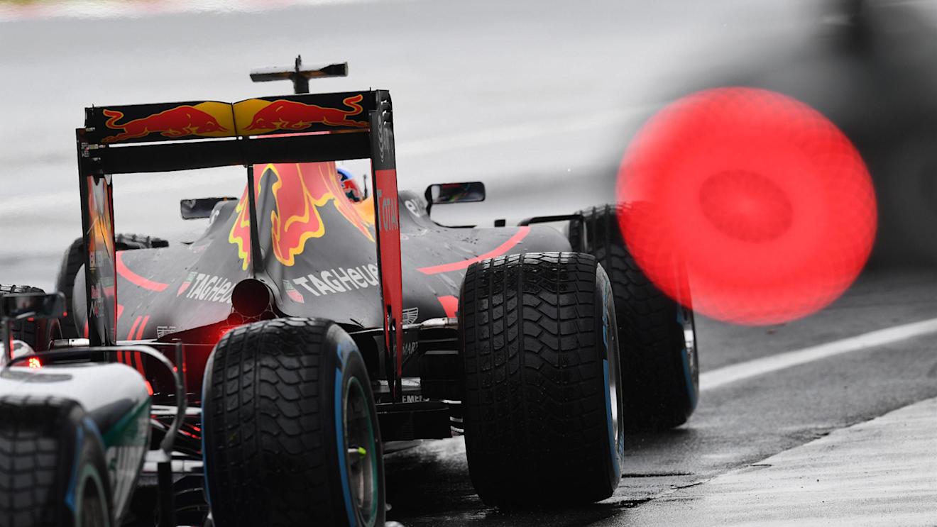 Daniel Ricciardo (AUS) Red Bull Racing RB12 and red light at Formula One World Championship, Rd3, Chinese Grand Prix, Qualifying, Shanghai, China, Saturday 16 April 2016. © Sutton Motorsport Images
