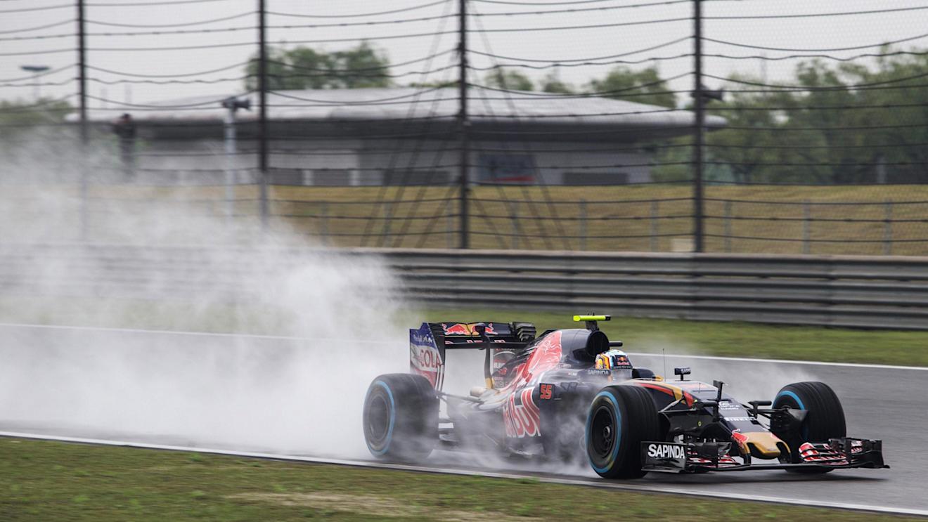 Carlos Sainz (ESP) Scuderia Toro Rosso STR11 at Formula One World Championship, Rd3, Chinese Grand Prix, Qualifying, Shanghai, China, Saturday 16 April 2016. © Sutton Motorsport Images