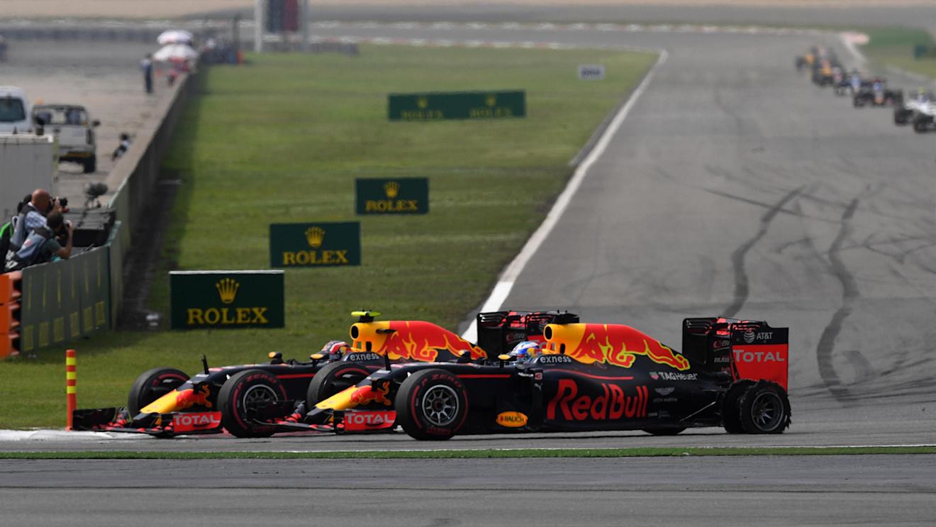 Daniel Ricciardo (AUS) Red Bull Racing RB12 with rear puncture and Daniil Kvyat (RUS) Red Bull Racing RB12 at Formula One World Championship, Rd3, Chinese Grand Prix, Race, Shanghai, China, Sunday 17 April 2016. © Sutton Motorsport Images