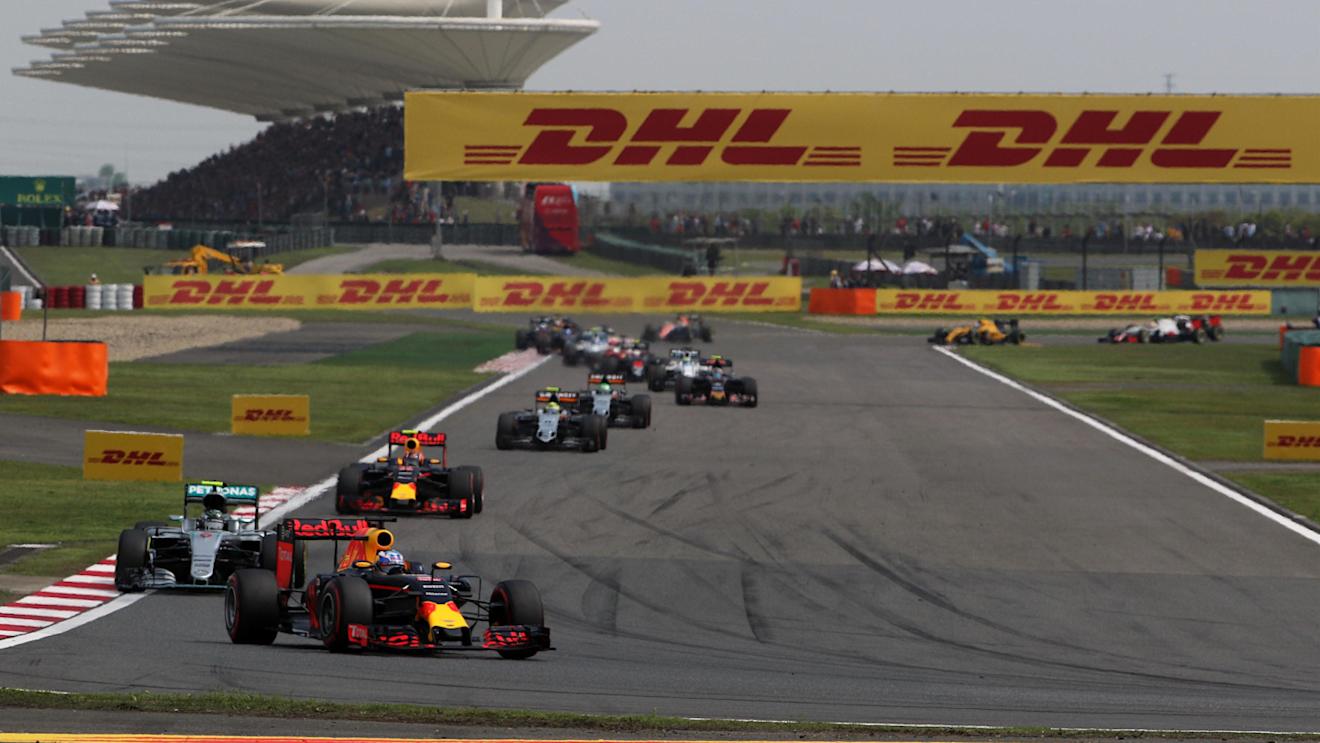 Daniel Ricciardo (AUS) Red Bull Racing RB12 leads at the start of the race at Formula One World Championship, Rd3, Chinese Grand Prix, Race, Shanghai, China, Sunday 17 April 2016. © Sutton Motorsport Images