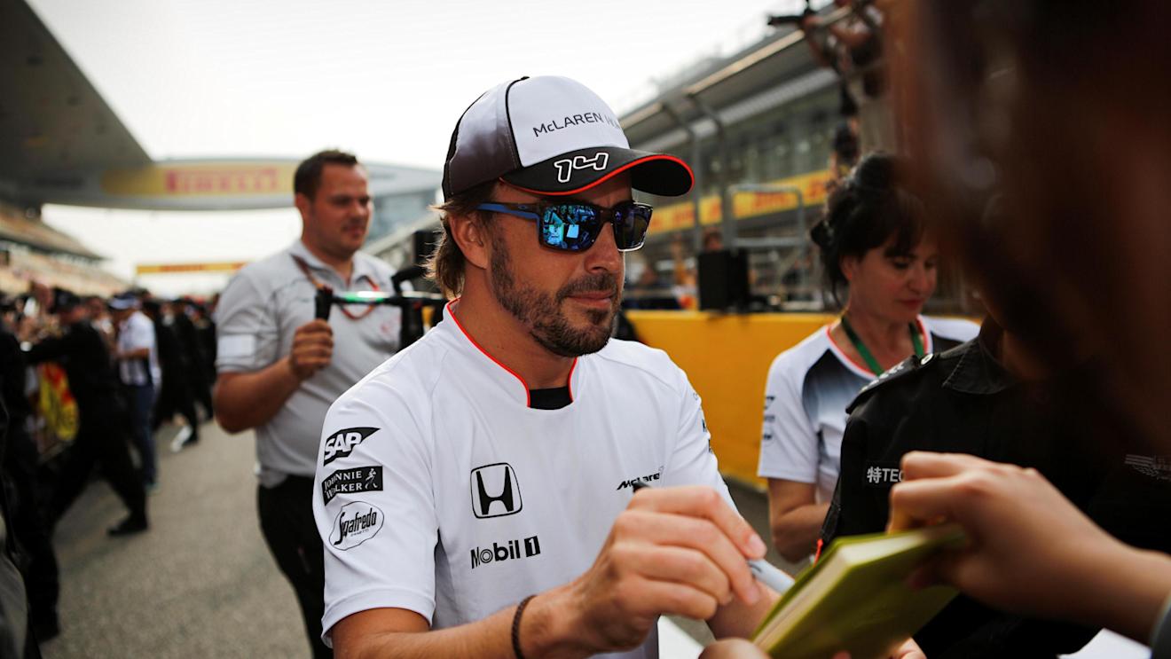 Fernando Alonso (ESP) McLaren signs autographs for the fans at Formula One World Championship, Rd3, Chinese Grand Prix, Preparations, Shanghai, China, Thursday 14 April 2016. © Sutton Motorsport Images