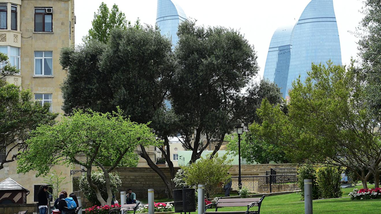 Turn 7, Turn 19 and The Flame Towers at Baku City Visit, Baku, Azerbaijan, 28-29 April 2016. © Sutton Motorsport Images