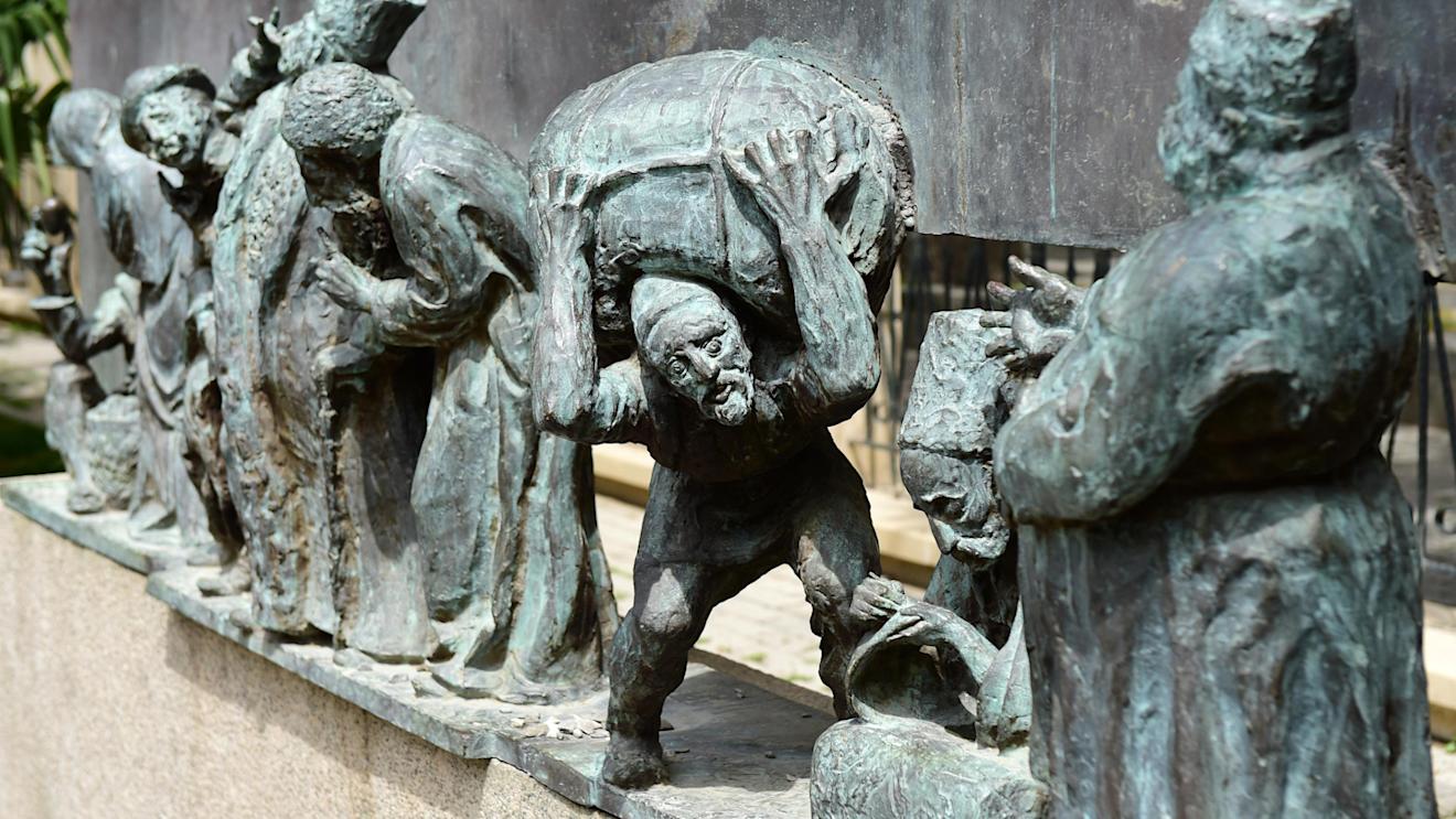 Sculpture at Baku City Visit, Baku, Azerbaijan, 28-29 April 2016. © Sutton Motorsport Images
