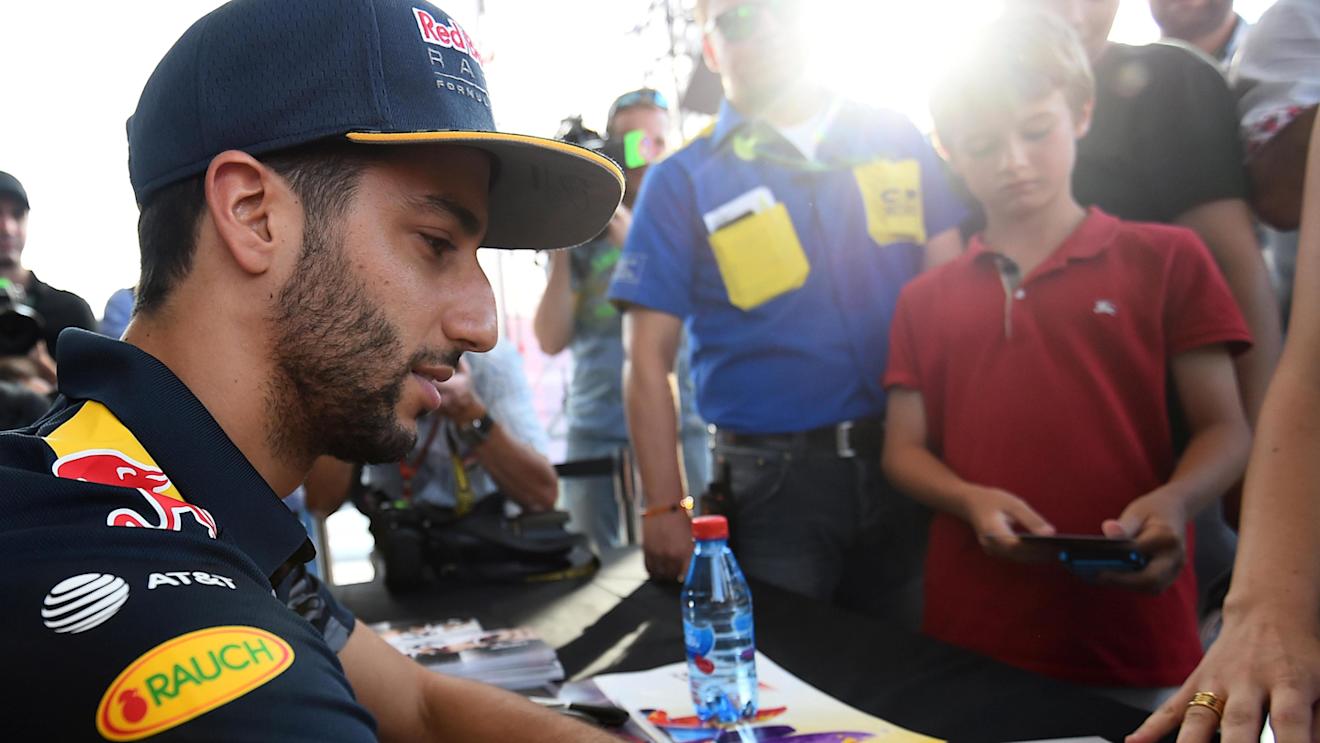 Daniel Ricciardo (AUS) Red Bull Racing signs autographs for the fans at Formula One World Championship, Rd8, European Grand Prix, Preparations, Baku City Circuit, Baku, Azerbaijan, Thursday 16 June 2016. © Sutton Images
