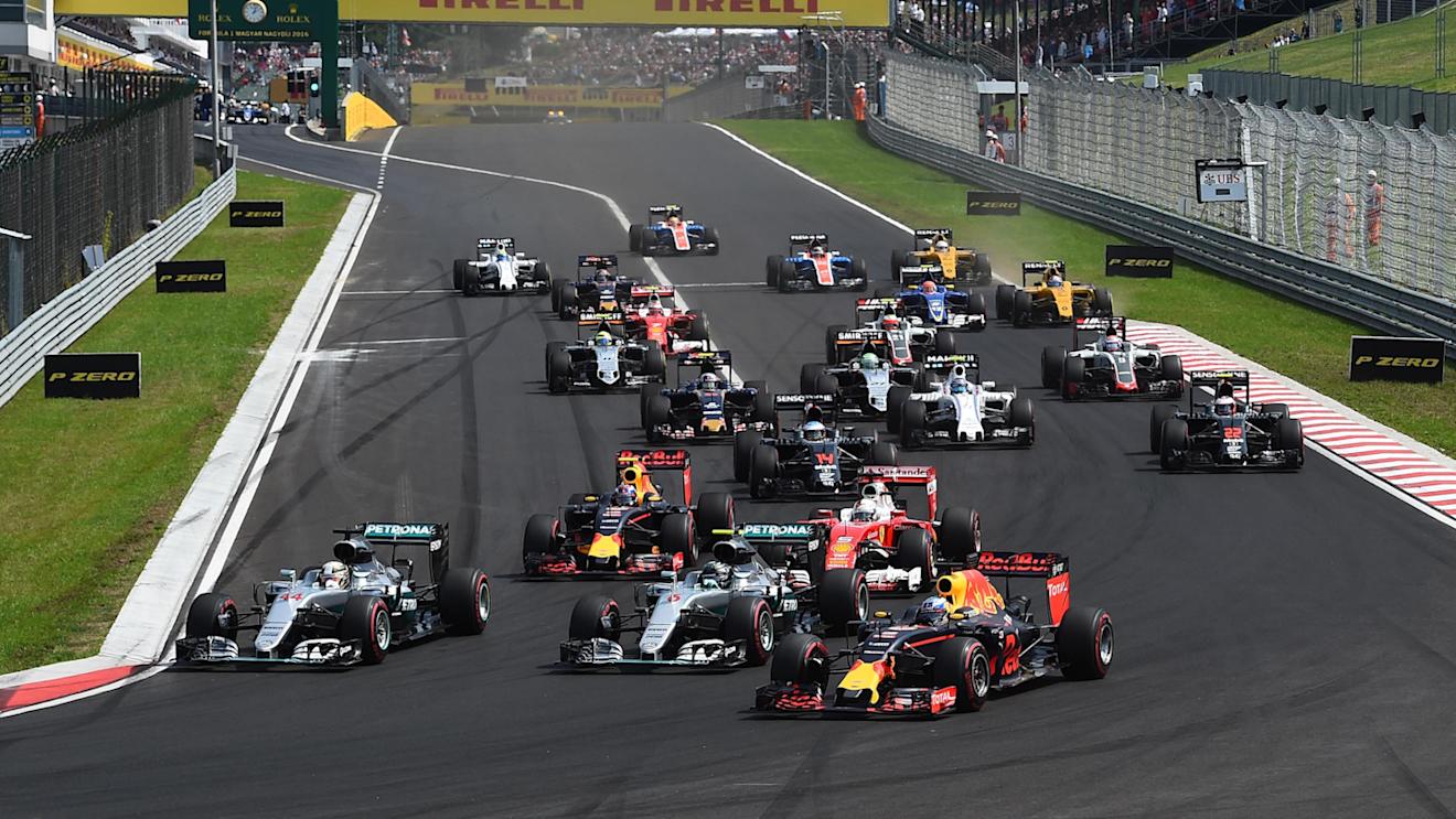 Lewis Hamilton (GBR) Mercedes-Benz F1 W07 Hybrid leads at the start of the race at Formula One World Championship, Rd11, Hungarian Grand Prix, Race, Hungaroring, Hungary, Sunday 24 July 2016. © Sutton Images