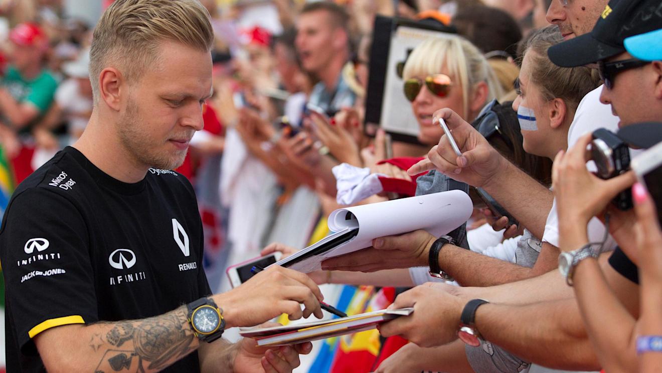 Kevin Magnussen (DEN) Renault Sport F1 Team signs autographs for the fans at Formula One World Championship, Rd11, Hungarian Grand Prix, Race, Hungaroring, Hungary, Sunday 24 July 2016. © Sutton Images