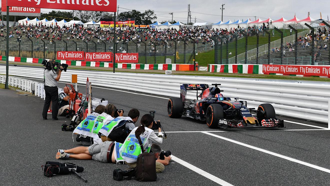 Daniil Kvyat (RUS) Scuderia Toro Rosso STR11 and photographers at Formula One World Championship, Rd17, Japanese Grand Prix, Practice, Suzuka, Japan, Friday 7 October 2016. © Sutton Images