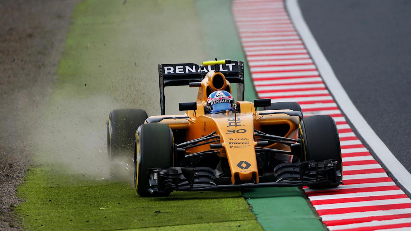 Jolyon Palmer (GBR) Renault Sport F1 Team RS16 runs wide at Formula One World Championship, Rd17, Japanese Grand Prix, Qualifying, Suzuka, Japan, Saturday 8 October 2016. © Sutton Images