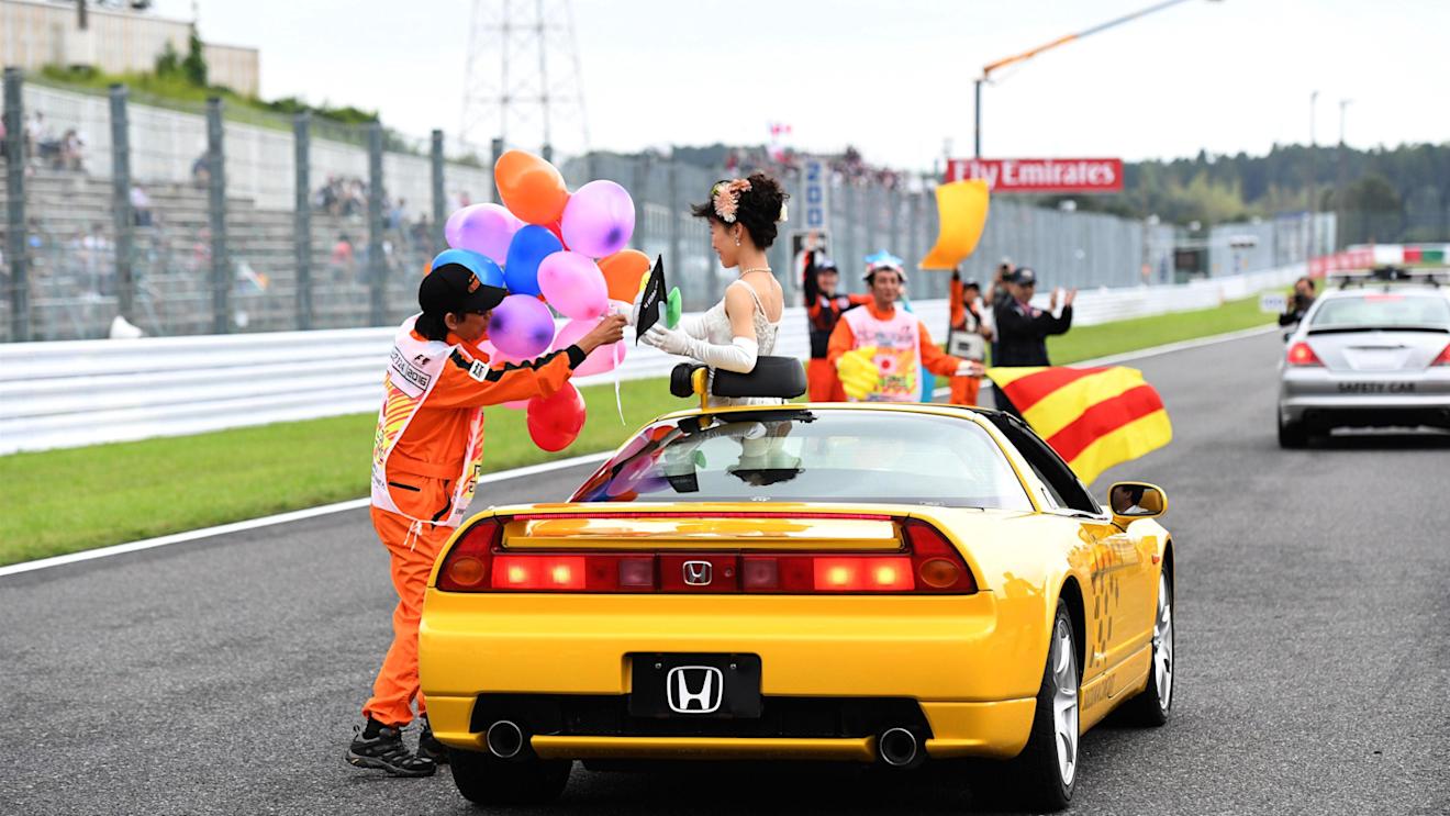 Girl and marshals at Formula One World Championship, Rd17, Japanese Grand Prix, Qualifying, Suzuka, Japan, Saturday 8 October 2016. © Sutton Images
