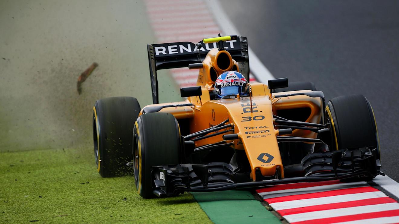Jolyon Palmer (GBR) Renault Sport F1 Team RS16 runs wide at Formula One World Championship, Rd17, Japanese Grand Prix, Qualifying, Suzuka, Japan, Saturday 8 October 2016. © Sutton Images