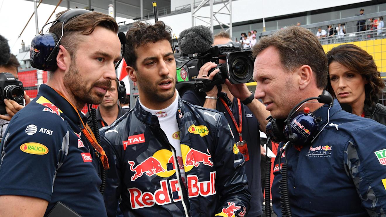 Daniel Ricciardo (AUS) Red Bull Racing on the grid with Simon Rennie (GBR) Red Bull Racing Race Engineer and Christian Horner (GBR) Red Bull Racing Team Principal at Formula One World Championship, Rd17, Japanese Grand Prix, Race, Suzuka, Japan, Sunday 9 October 2016. © Sutton Images