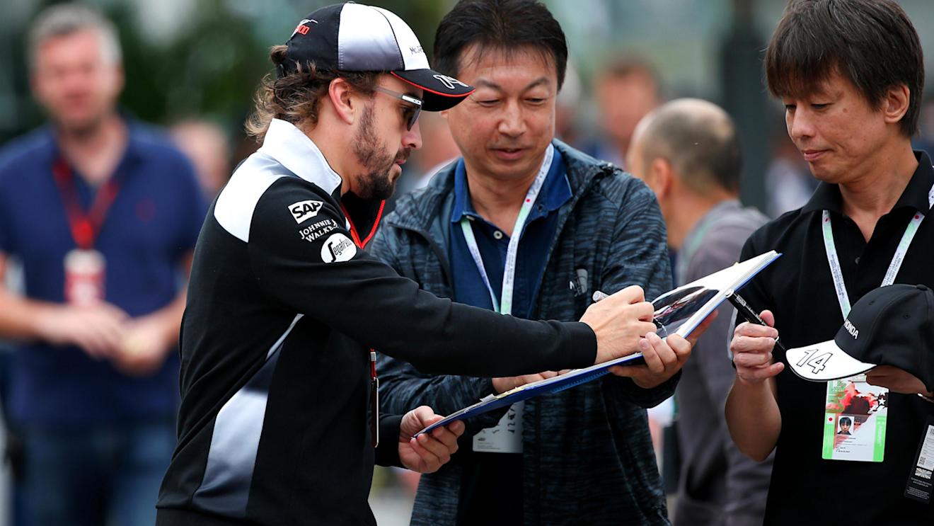 Fernando Alonso (ESP) McLaren signs autographs at Formula One World Championship, Rd17, Japanese Grand Prix, Race, Suzuka, Japan, Sunday 9 October 2016. © Sutton Images