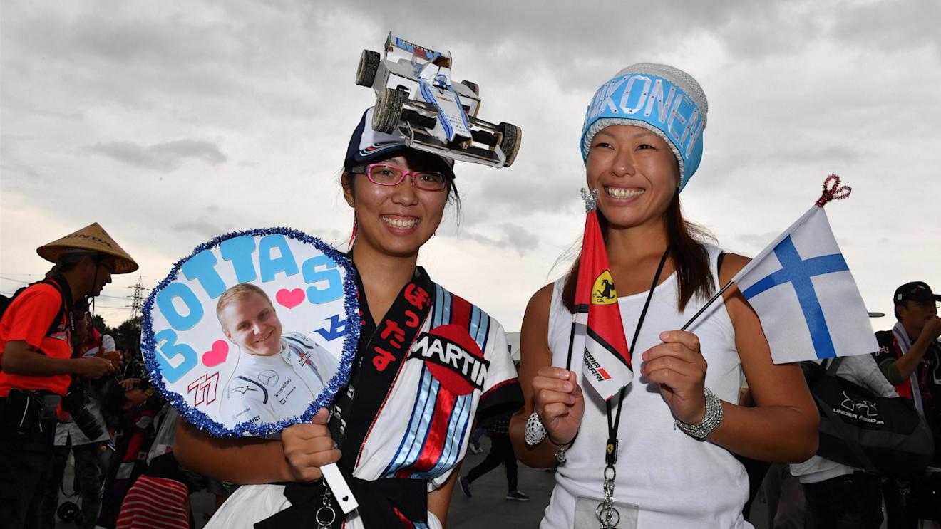 Valtteri Bottas (FIN) Williams fans at Formula One World Championship, Rd17, Japanese Grand Prix, Race, Suzuka, Japan, Sunday 9 October 2016. © Sutton Images
