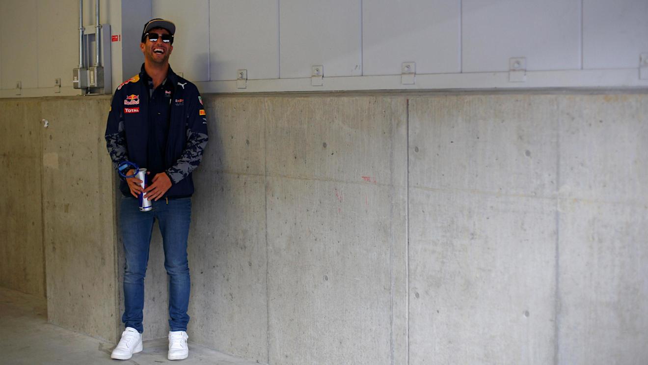 Daniel Ricciardo (AUS) Red Bull Racing on the drivers parade at Formula One World Championship, Rd17, Japanese Grand Prix, Race, Suzuka, Japan, Sunday 9 October 2016. © Sutton Images