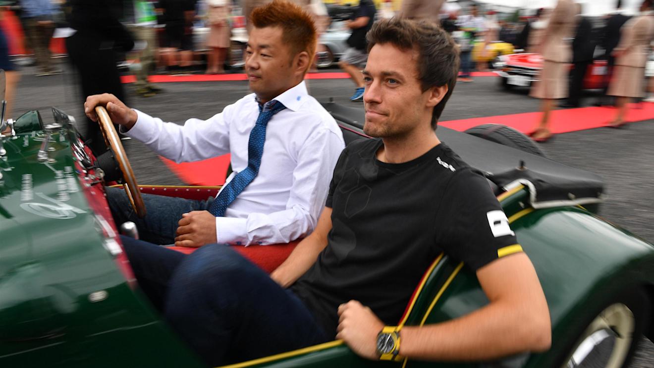 Jolyon Palmer (GBR) Renault Sport F1 Team on the drivers parade at Formula One World Championship, Rd17, Japanese Grand Prix, Race, Suzuka, Japan, Sunday 9 October 2016. © Sutton Images