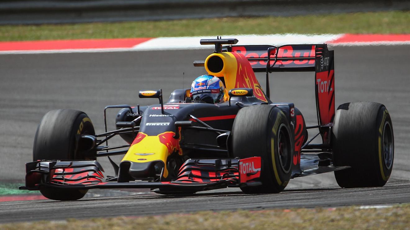 Daniel Ricciardo (AUS) Red Bull Racing RB12 at Formula One World Championship, Rd16, Malaysian Grand Prix, Race,  Sepang, Malaysia, Sunday 2 October 2016. © Sutton Images