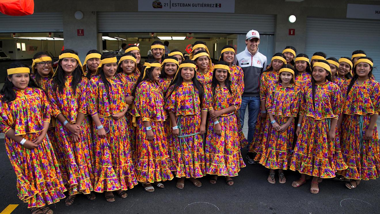 Esteban Gutierrez (MEX) Haas F1 and children at Formula One World Championship, Rd19, Mexican Grand Prix, Preparations, Circuit Hermanos Rodriguez, Mexico City, Mexico, Thursday 27 October 2016. © Sutton Images