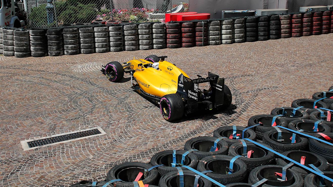 Kevin Magnussen (DEN) Renault Sport F1 Team RS16 spins out at Formula One World Championship, Rd6, Monaco Grand Prix, Qualifying, Monte-Carlo, Monaco, Saturday 28 May 2016. © Sutton Images
