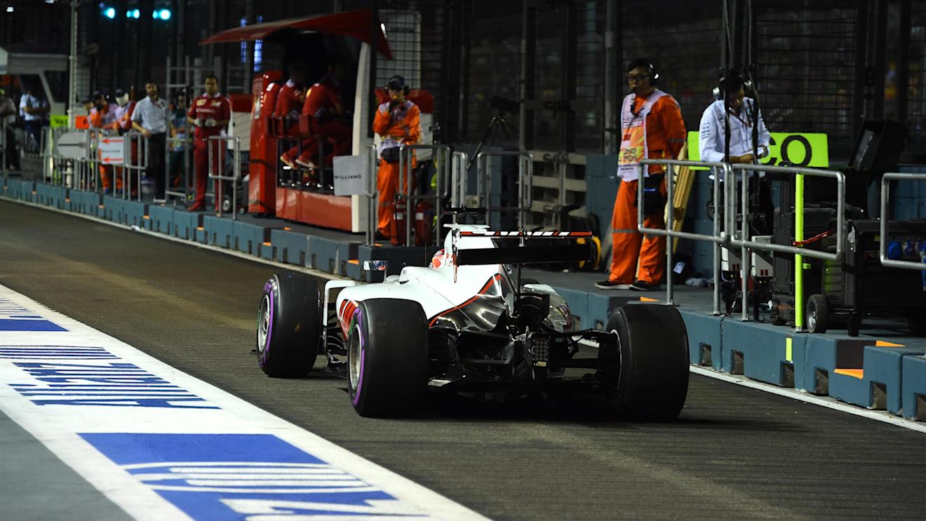 Romain Grosjean (FRA) Haas VF-16 with broken rear wing after hitting the wall in FP2 at Formula One World Championship, Rd15, Singapore Grand Prix, Practice, Marina Bay Street Circuit, Singapore, Friday 16 September 2016. © Sutton Images