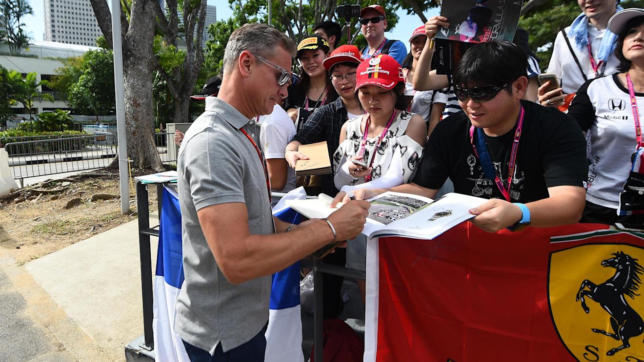 David Coulthard (GBR) Channel Four TV Commentator signs autographs for the fans at Formula One World Championship, Rd15, Singapore Grand Prix, Practice, Marina Bay Street Circuit, Singapore, Friday 16 September 2016. © Sutton Images