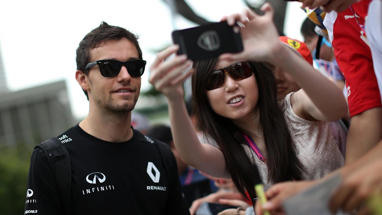 Jolyon Palmer (GBR) Renault Sport F1 Team fans selfie at Formula One World Championship, Rd15, Singapore Grand Prix, Qualifying, Marina Bay Street Circuit, Singapore, Saturday 17 September 2016. © Sutton Images