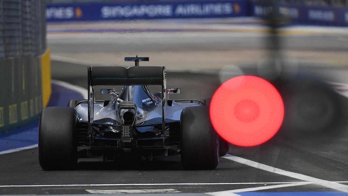 Lewis Hamilton (GBR) Mercedes-Benz F1 W07 Hybrid at Formula One World Championship, Rd15, Singapore Grand Prix, Qualifying, Marina Bay Street Circuit, Singapore, Saturday 17 September 2016. © Sutton Images