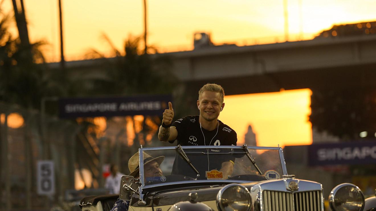 Kevin Magnussen (DEN) Renault Sport F1 Team on the drivers parade at Formula One World Championship, Rd15, Singapore Grand Prix, Race, Marina Bay Street Circuit, Singapore, Sunday 18 September 2016. © Sutton Images