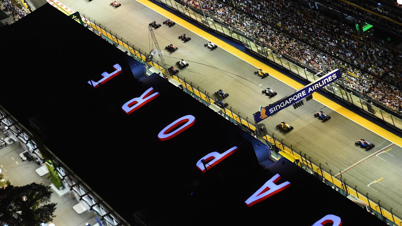 Nico Rosberg (GER) Mercedes-Benz F1 W07 Hybrid leads at the start of the race as Nico Hulkenberg (GER) Force India VJM09 crashes at Formula One World Championship, Rd15, Singapore Grand Prix, Race, Marina Bay Street Circuit, Singapore, Sunday 18 September 2016. © Sutton Images
