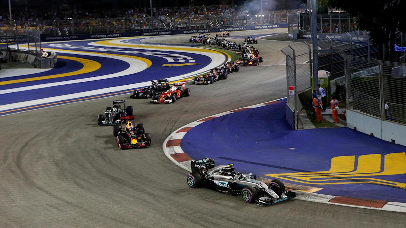 Nico Rosberg (GER) Mercedes-Benz F1 W07 Hybrid leads at the start of the race at Formula One World Championship, Rd15, Singapore Grand Prix, Race, Marina Bay Street Circuit, Singapore, Sunday 18 September 2016. © Sutton Images