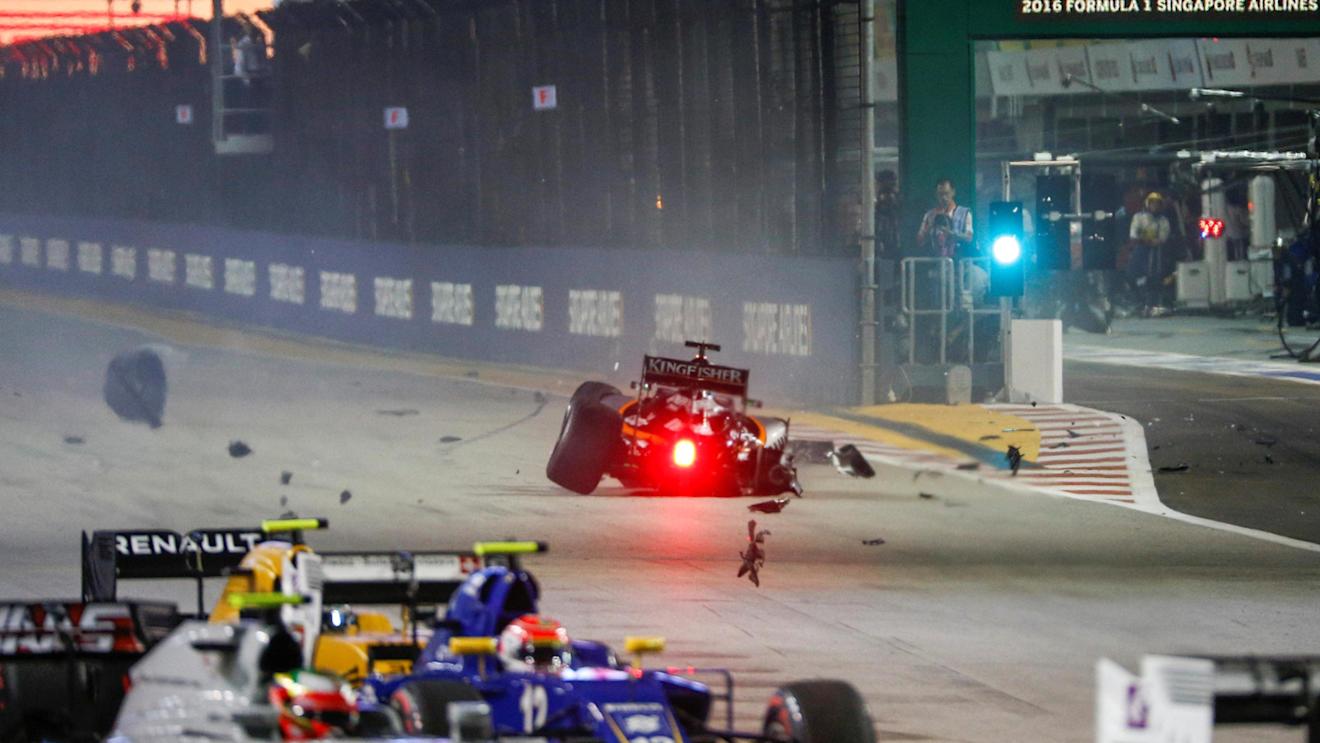 Nico Hulkenberg (GER) Force India VJM09 crashes at the start of the race at Formula One World Championship, Rd15, Singapore Grand Prix, Race, Marina Bay Street Circuit, Singapore, Sunday 18 September 2016. © Sutton Images