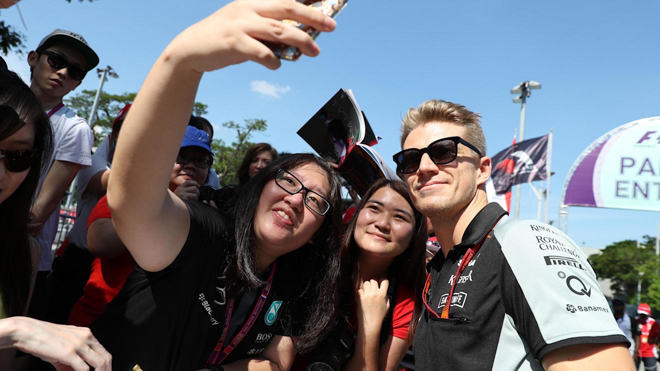 Nico Hulkenberg (GER) Force India F1 fans selfie at Formula One World Championship, Rd15, Singapore Grand Prix, Race, Marina Bay Street Circuit, Singapore, Sunday 18 September 2016. © Sutton Images