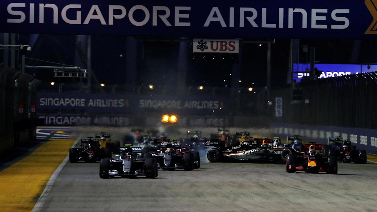 Nico Rosberg (GER) Mercedes-Benz F1 W07 Hybrid leads at the start of the race as Nico Hulkenberg (GER) Force India VJM09 crashes at Formula One World Championship, Rd15, Singapore Grand Prix, Race, Marina Bay Street Circuit, Singapore, Sunday 18 September 2016. © Sutton Images